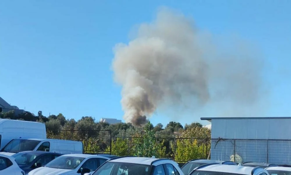 Φωτιά ξέσπασε σε χώρο ανακύκλωσης οχημάτων στο Κορωπί